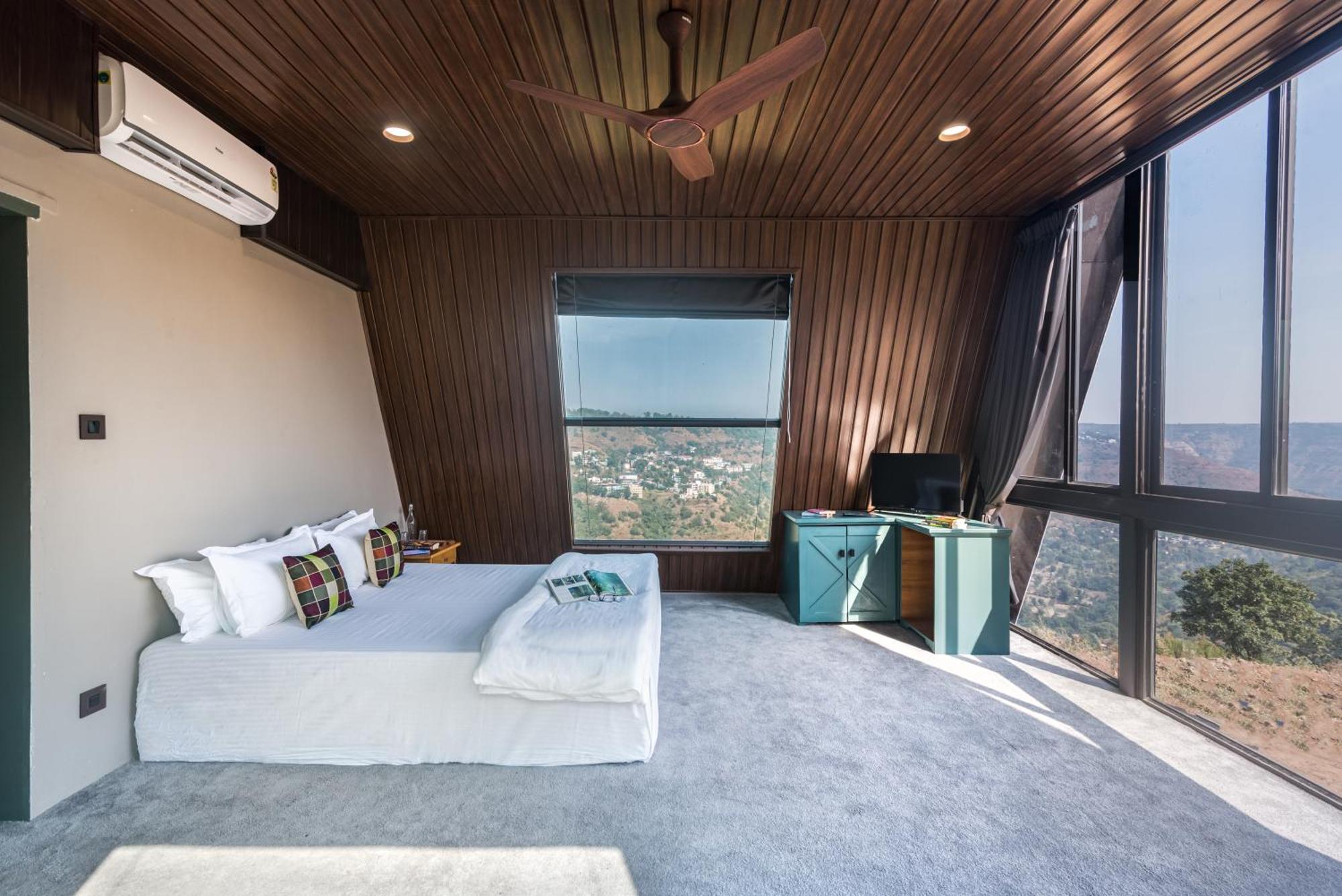 Saffronstays A Vantage, Panchgani - A Pyramid Shaped Unique Luxury Villa With Infinity Valley Views Dış mekan fotoğraf