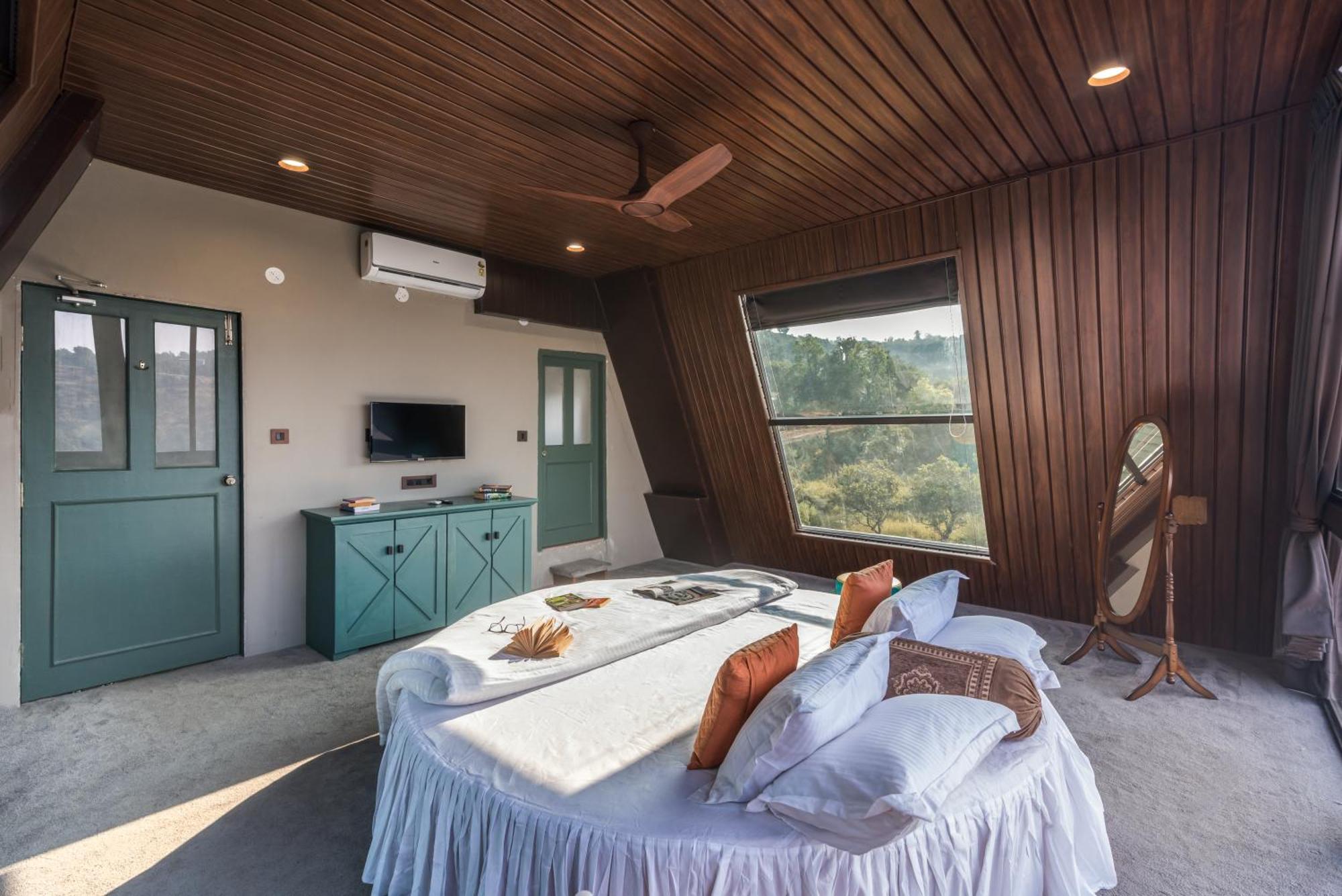 Saffronstays A Vantage, Panchgani - A Pyramid Shaped Unique Luxury Villa With Infinity Valley Views Dış mekan fotoğraf